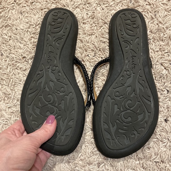 Clark’s flip flops. - Picture 4 of 6